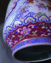 Een keizerlijke Chinese famille rose 'drakenboot festival' vaas, Jiaqing merk en periode